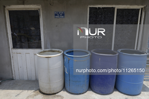 I am viewing cans to store water for homes inside the property known as El Yuguelito, an irregular piece of land located in the Polvorilla C...