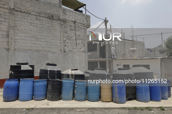 I am viewing cans to store water for homes inside the property known as El Yuguelito, an irregular piece of land located in the Polvorilla C...