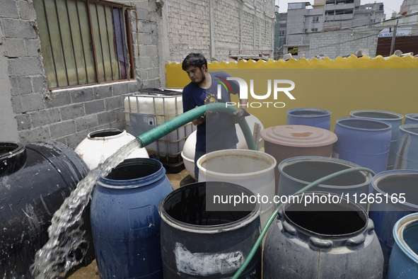 A water pipe worker is distributing water inside the property known as El Yuguelito, an irregular piece of land located in the Polvorilla Co...