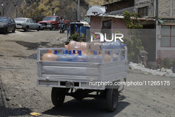 They are distributing water through plastic jugs for homes inside the property known as El Yuguelito, an irregular terrain located in the Po...