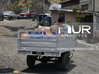 They are distributing water through plastic jugs for homes inside the property known as El Yuguelito, an irregular terrain located in the Po...