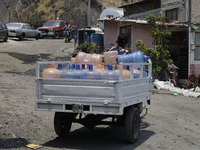 They are distributing water through plastic jugs for homes inside the property known as El Yuguelito, an irregular terrain located in the Po...