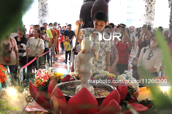 Buddhists are praying in turn in long queues to coincide with Vesak Day 2024 at Maha Vihara Maitreya, Medan Estate, Deli Serdang Regency, No...