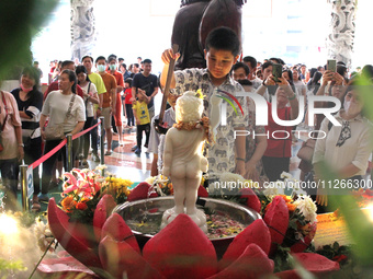 Buddhists are praying in turn in long queues to coincide with Vesak Day 2024 at Maha Vihara Maitreya, Medan Estate, Deli Serdang Regency, No...