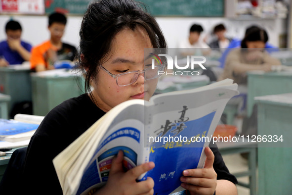 Students who are about to take the National College entrance examination are taking evening self-study in the classroom of Lianyungang Senio...