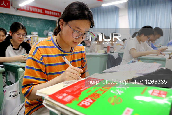 Students who are about to take the National College entrance examination are taking evening self-study in the classroom of Lianyungang Senio...