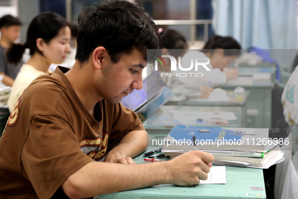 Students who are about to take the National College entrance examination are taking evening self-study in the classroom of Lianyungang Senio...