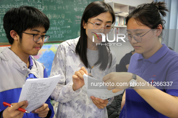 Students who are about to take the National College entrance examination are taking evening self-study in the classroom of Lianyungang Senio...