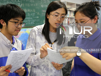 Students who are about to take the National College entrance examination are taking evening self-study in the classroom of Lianyungang Senio...