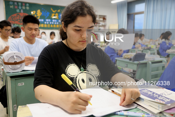 Students who are about to take the National College entrance examination are taking evening self-study in the classroom of Lianyungang Senio...