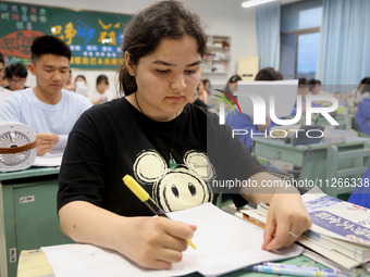 Students who are about to take the National College entrance examination are taking evening self-study in the classroom of Lianyungang Senio...