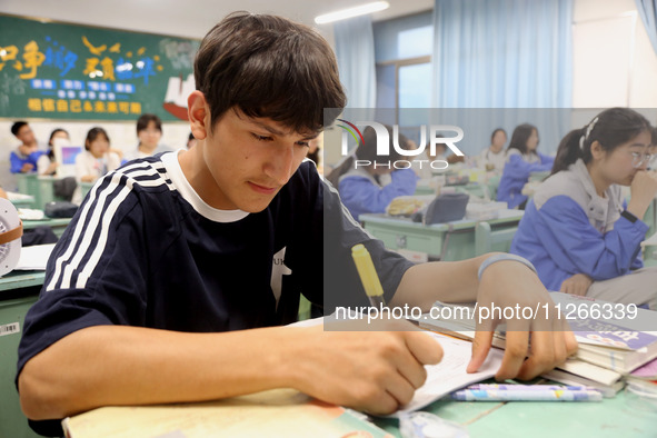 Students who are about to take the National College entrance examination are taking evening self-study in the classroom of Lianyungang Senio...