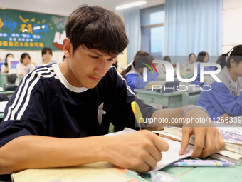 Students who are about to take the National College entrance examination are taking evening self-study in the classroom of Lianyungang Senio...