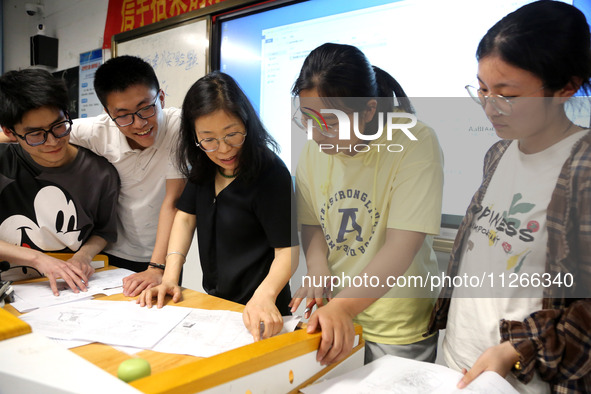 Students who are about to take the National College entrance examination are taking evening self-study in the classroom of Lianyungang Senio...