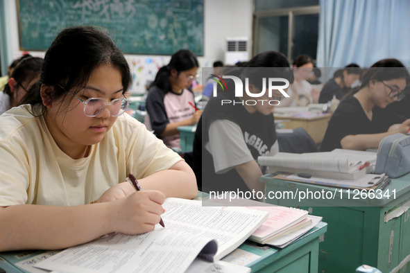 Students who are about to take the National College entrance examination are taking evening self-study in the classroom of Lianyungang Senio...