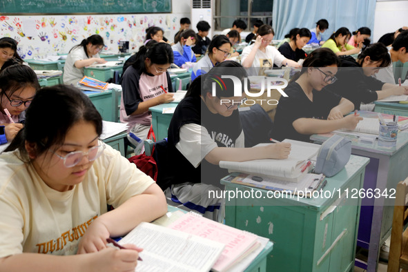 Students who are about to take the National College entrance examination are taking evening self-study in the classroom of Lianyungang Senio...