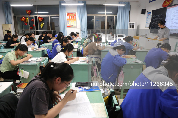 Students who are about to take the National College entrance examination are taking evening self-study in the classroom of Lianyungang Senio...