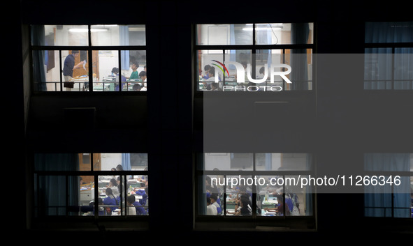 Students who are about to take the National College entrance examination are taking evening self-study in the classroom of Lianyungang Senio...