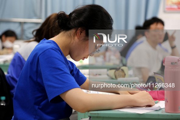 Students who are about to take the National College entrance examination are taking evening self-study in the classroom of Lianyungang Senio...