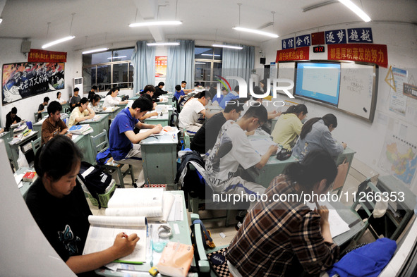 Students who are about to take the National College entrance examination are taking evening self-study in the classroom of Lianyungang Senio...