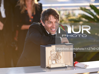 Sean Baker is posing with the 'Palme D'Or' Award for 'Anora' during the Palme D'Or Winners Photocall at the 77th annual Cannes Film Festival...
