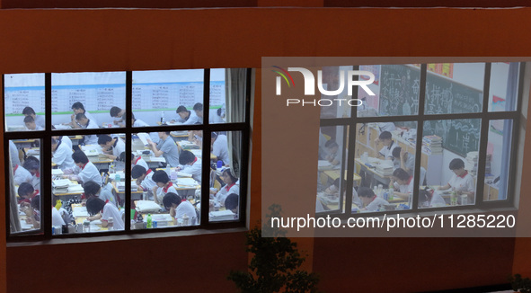 Senior three students, who are about to take the National College entrance examination, are studying by themselves at night at Fengfeng No 1...