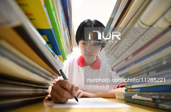 Senior three students, who are about to take the National College entrance examination, are studying by themselves at night at Fengfeng No 1...