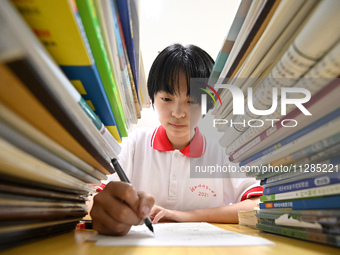 Senior three students, who are about to take the National College entrance examination, are studying by themselves at night at Fengfeng No 1...