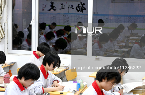 Senior three students, who are about to take the National College entrance examination, are studying by themselves at night at Fengfeng No 1...