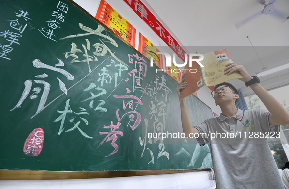 Senior three students, who are about to take the National College entrance examination, are studying by themselves at night at Fengfeng No 1...