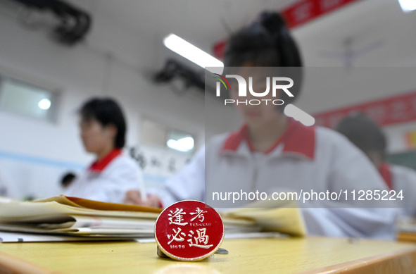 Senior three students, who are about to take the National College entrance examination, are studying by themselves at night at Fengfeng No 1...