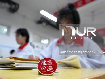 Senior three students, who are about to take the National College entrance examination, are studying by themselves at night at Fengfeng No 1...