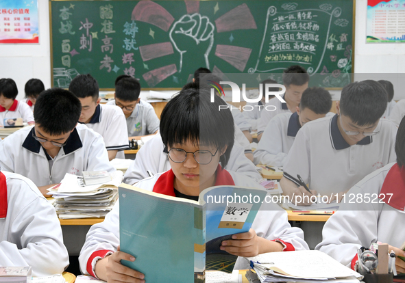 Senior three students, who are about to take the National College entrance examination, are studying by themselves at night at Fengfeng No 1...