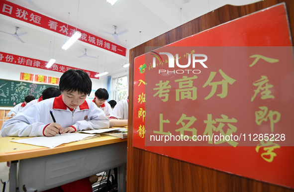 Senior three students, who are about to take the National College entrance examination, are studying by themselves at night at Fengfeng No 1...