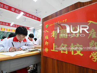 Senior three students, who are about to take the National College entrance examination, are studying by themselves at night at Fengfeng No 1...