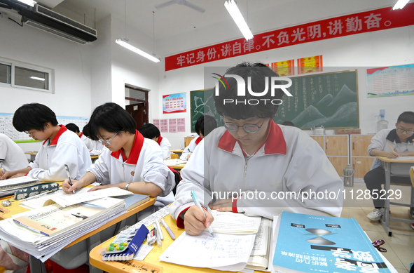 Senior three students, who are about to take the National College entrance examination, are studying by themselves at night at Fengfeng No 1...