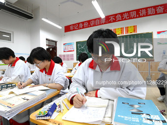 Senior three students, who are about to take the National College entrance examination, are studying by themselves at night at Fengfeng No 1...