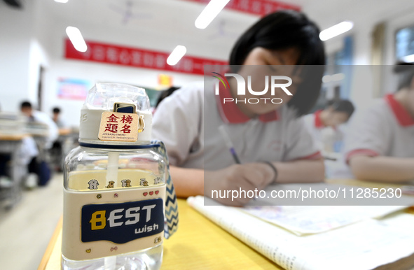 Senior three students, who are about to take the National College entrance examination, are studying by themselves at night at Fengfeng No 1...