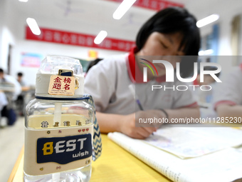 Senior three students, who are about to take the National College entrance examination, are studying by themselves at night at Fengfeng No 1...