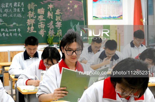 Senior three students, who are about to take the National College entrance examination, are studying by themselves at night at Fengfeng No 1...