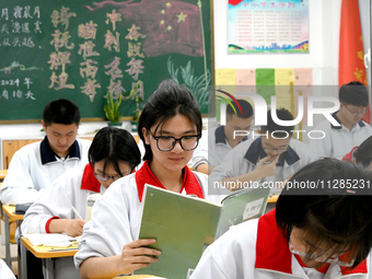 Senior three students, who are about to take the National College entrance examination, are studying by themselves at night at Fengfeng No 1...