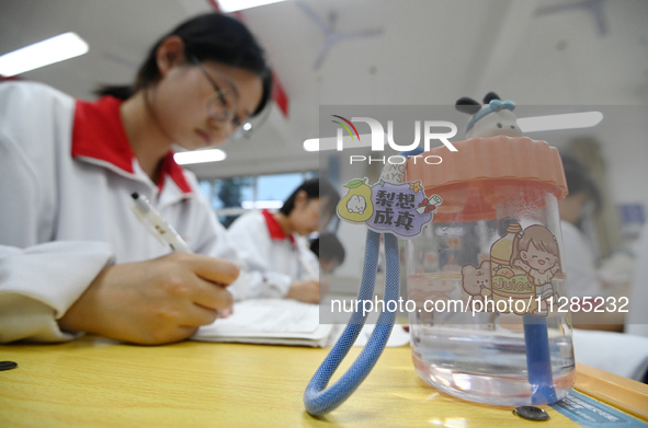 Senior three students, who are about to take the National College entrance examination, are studying by themselves at night at Fengfeng No 1...