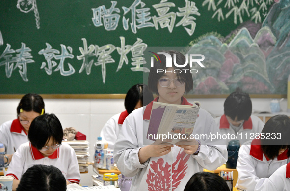 Senior three students, who are about to take the National College entrance examination, are studying by themselves at night at Fengfeng No 1...