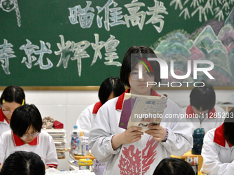 Senior three students, who are about to take the National College entrance examination, are studying by themselves at night at Fengfeng No 1...