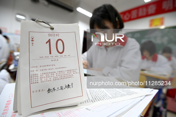 Senior three students, who are about to take the National College entrance examination, are studying by themselves at night at Fengfeng No 1...