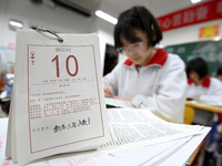 Senior three students, who are about to take the National College entrance examination, are studying by themselves at night at Fengfeng No 1...