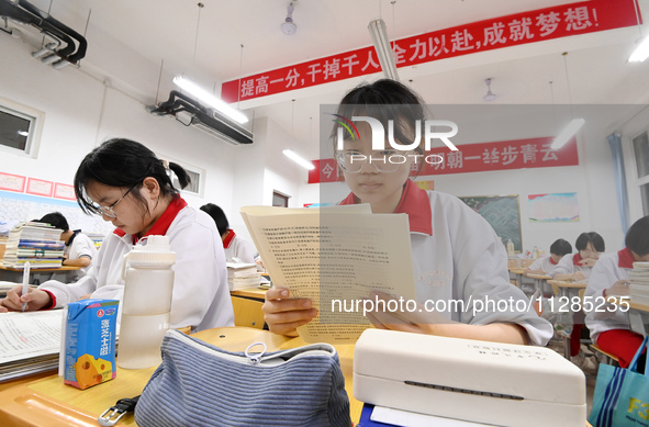 Senior three students, who are about to take the National College entrance examination, are studying by themselves at night at Fengfeng No 1...