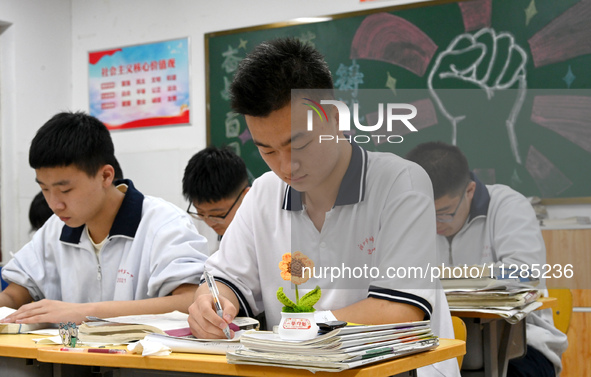 Senior three students, who are about to take the National College entrance examination, are studying by themselves at night at Fengfeng No 1...