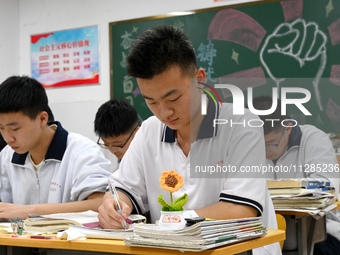 Senior three students, who are about to take the National College entrance examination, are studying by themselves at night at Fengfeng No 1...