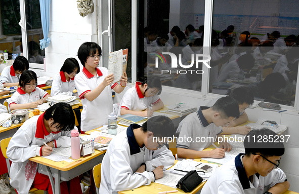 Senior three students, who are about to take the National College entrance examination, are studying by themselves at night at Fengfeng No 1...